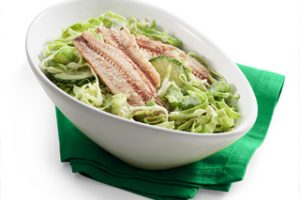 Salada de Repolho, Pepino e Filés de Sardinha