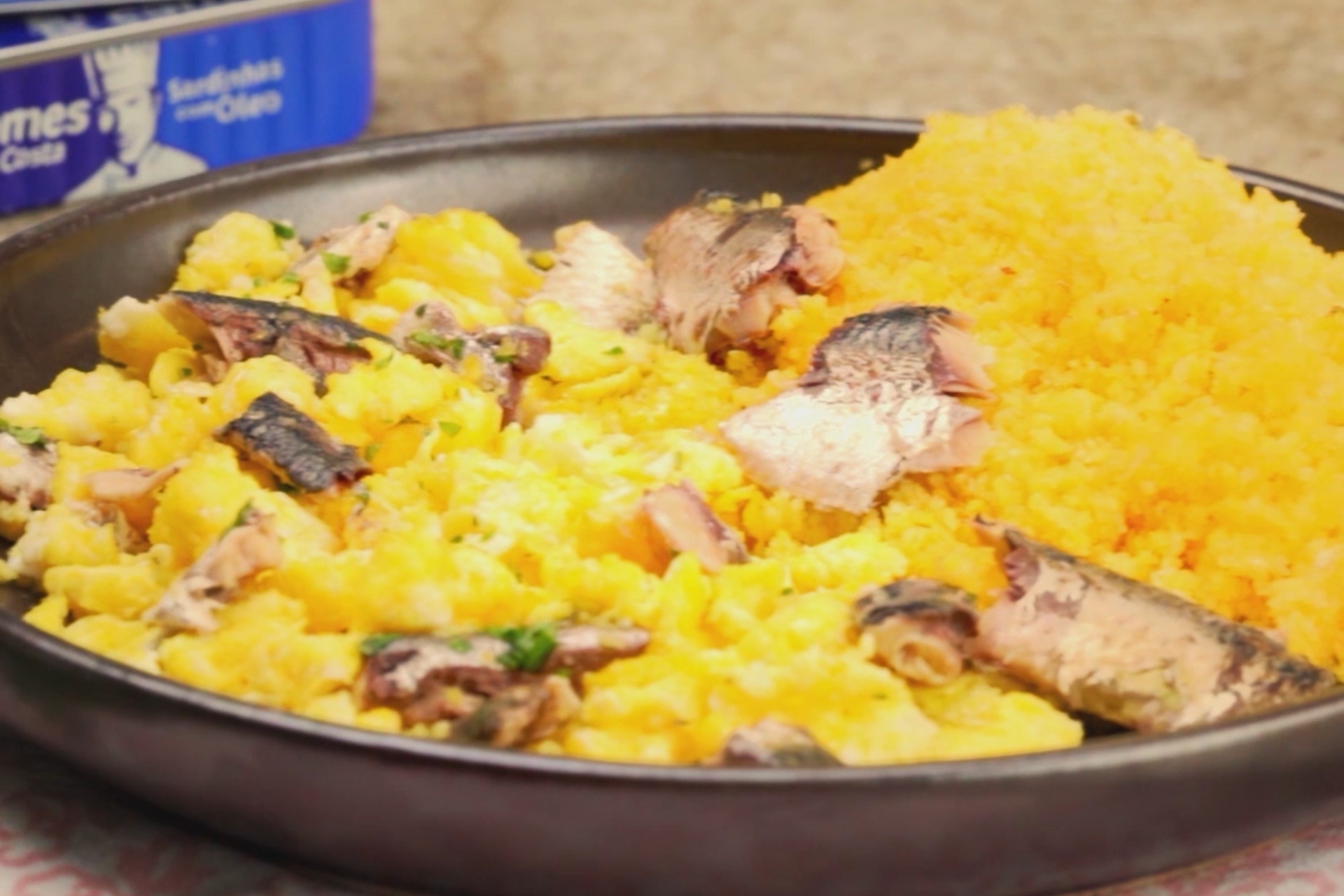 Machucadinho de Cuscuz com Ovos Mexidos e Sardinha