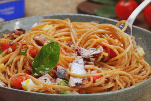 Espaguete Molhadinho com Sardinha e Tomate