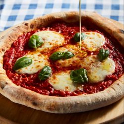 pizza individual em uma mesa pronta para degustar