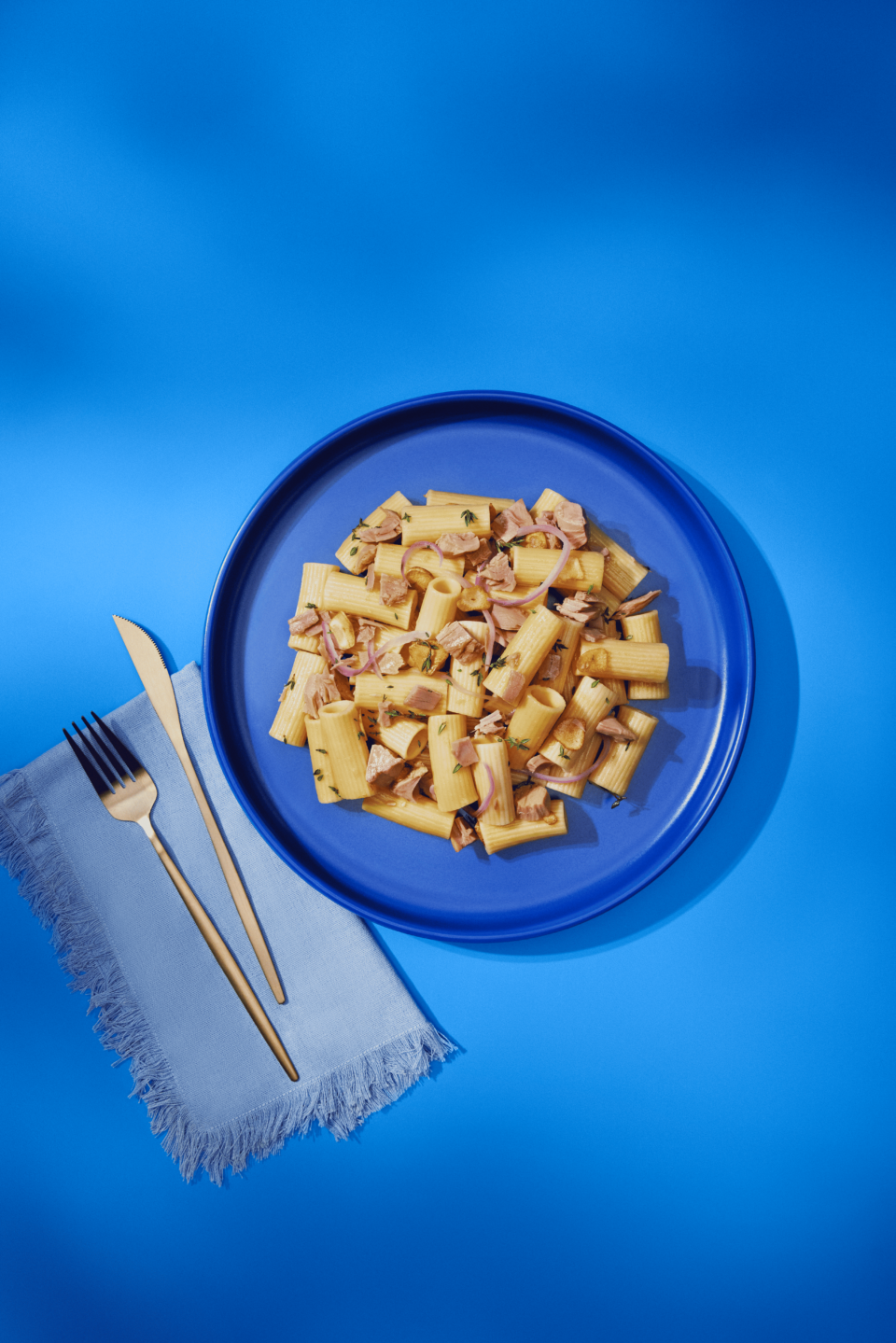 Rigattoni com Atum, Cebola Roxa e Alho Frito - Gomes da Costa